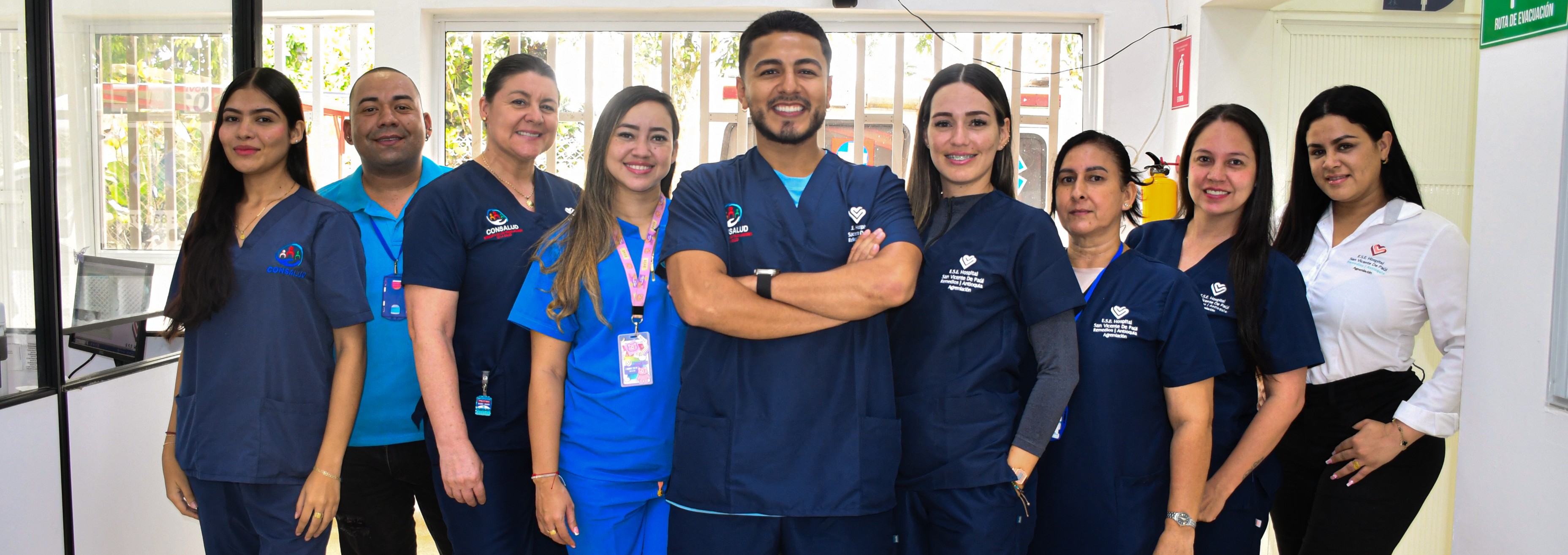 Personal médico atendiendo pacientes en emergencias